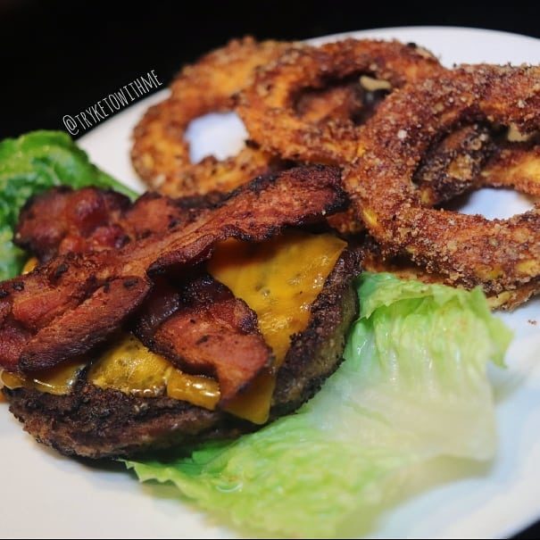 Tonight's #keto dinner is a #bunless bacon cheeseburger with a little fried delicata #squash 😋⁣
⁣
⁣
⁣
⁣
⁣
⁣
#meatandveggies #lowcarb #lchf #notadiet #iifym #lowcarbhighfat #ketogenic #atkins #tryketowithme #nobunintended #bacon #intermittentfasting #instafood #delicatasquash #ketocomfortfood