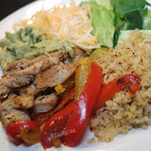 Starting February off right with a #lazyketo meal 😋 #cauliflower rice, chicken, peppers, cheese, and #guacamole.⁣
⁣
⁣
⁣
⁣
⁣
#tacotuesday #keto #lowcarb #lchf #notadiet #iifym #lowcarbhighfat #ketogenic #tryketowithme #lowcarbfood #tacosalad #meatandveggies #ketodinner #ketodiet #ketofood